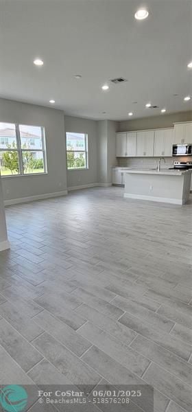 Building Photo - 5461 Empire Dr
