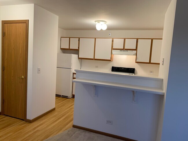 Kitchen with breakfast counter - 510 Cunat Blvd