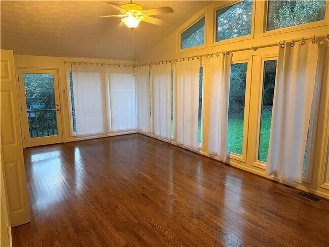 Building Photo - 2022 Woodbine Terrace NE