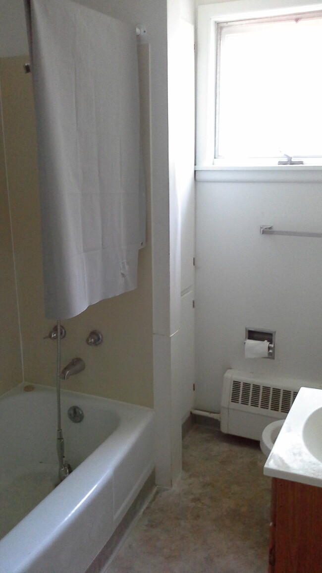 Bathroom - 927 E State St