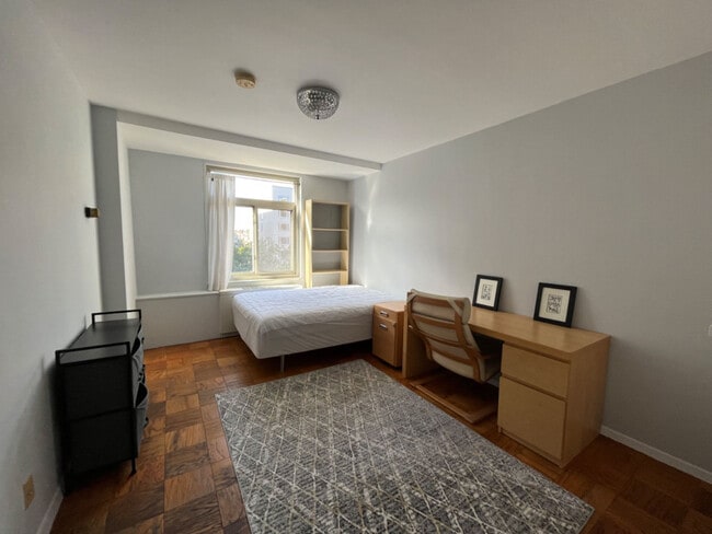 Big Bedroom - 2401 H St NW