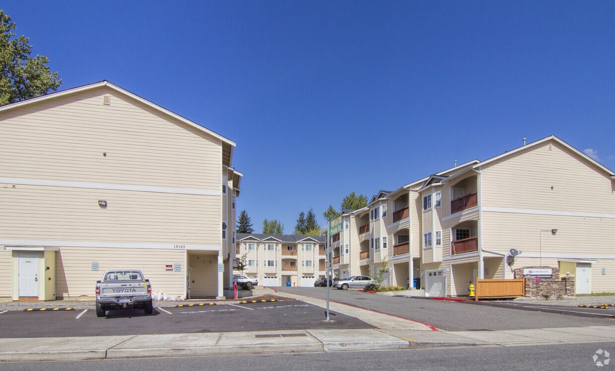 Foto principal - Heart of Renton! Amazing 4 bed, 3.5 bath R...