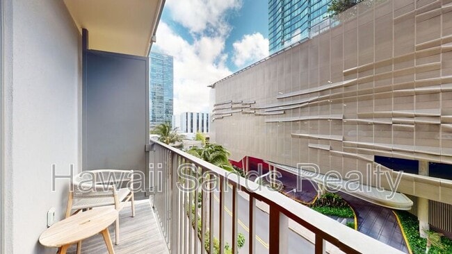 Building Photo - 987 Queen St