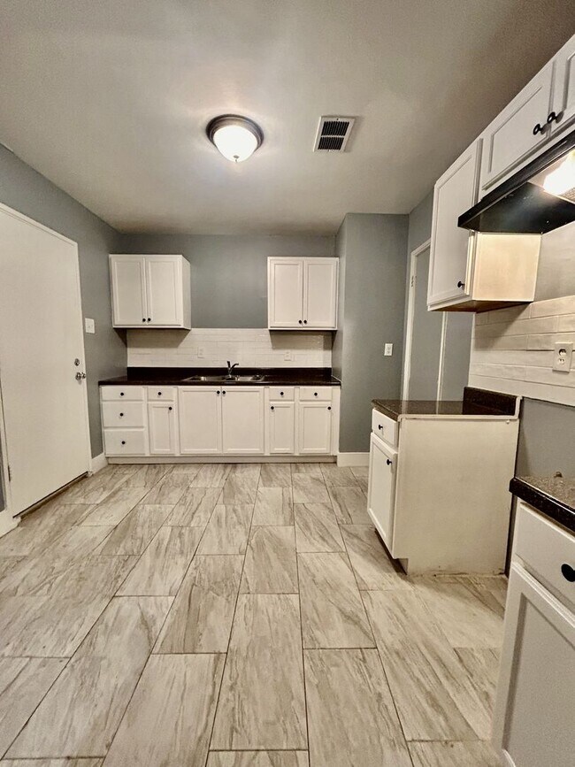 Building Photo - Newly Fully Renovated Home in Frayser - **...