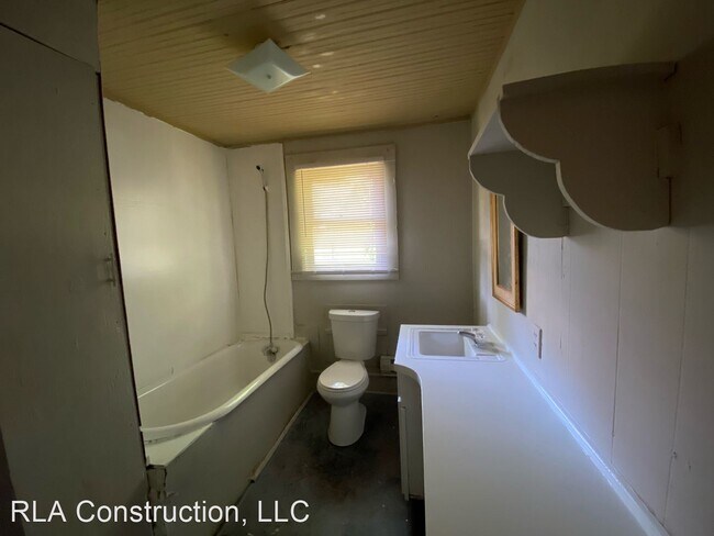 Building Photo - 2 br, 1 bath House - 2223 Railroad