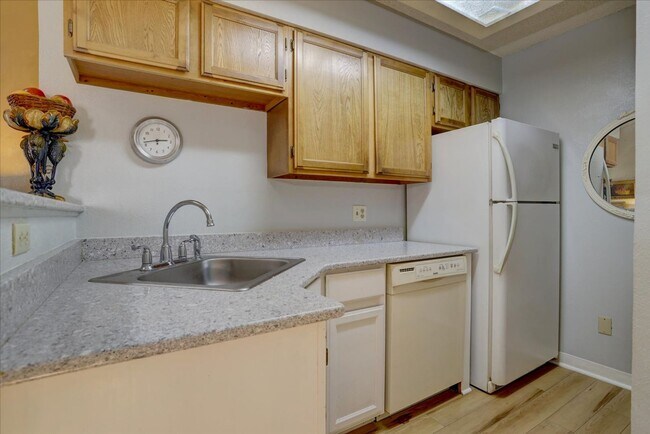 Foto del edificio - Top Floor FURNISHED 1 Bed/Office/Loft in P...