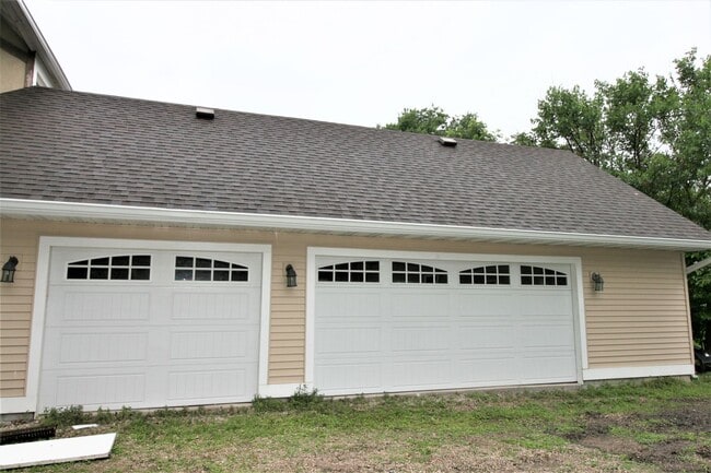 Building Photo - Beautiful 4 bedroom 1.5 house