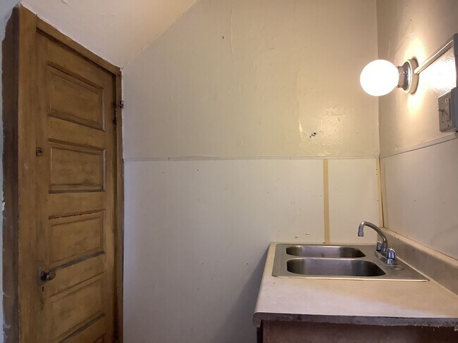 Foto del edificio - 503-503 McLane Ave