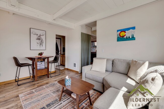 Building Photo - Bright and Quiet 2 Bedroom Condo