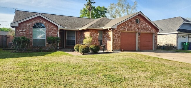 Building Photo - 704 Manor Dr