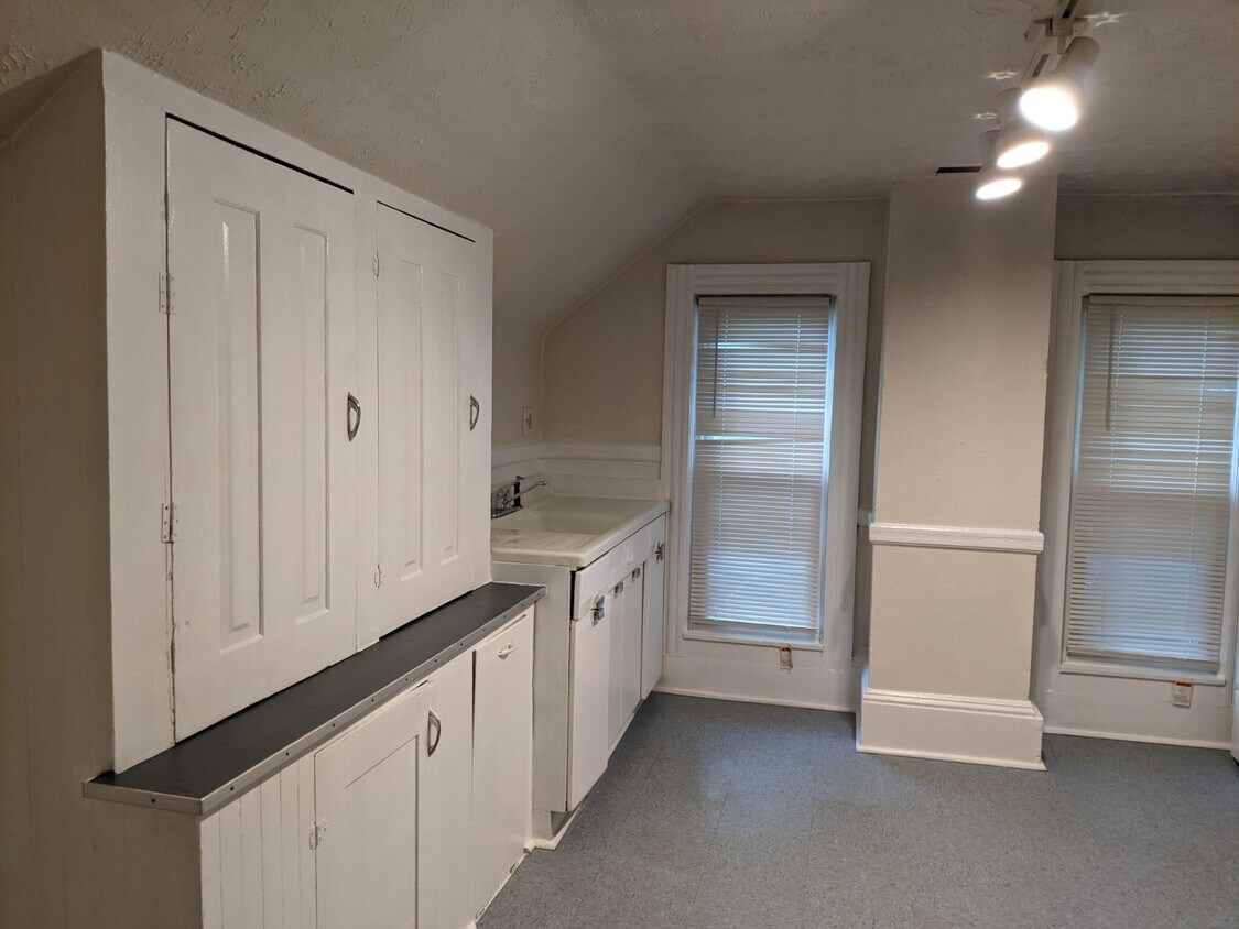 Kitchen - 3790 W 39th St