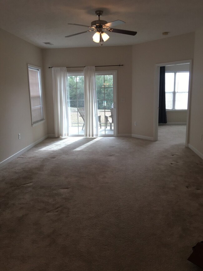 Building Photo - Large 3 Bedroom 1st Floor Condo in Ashley Park