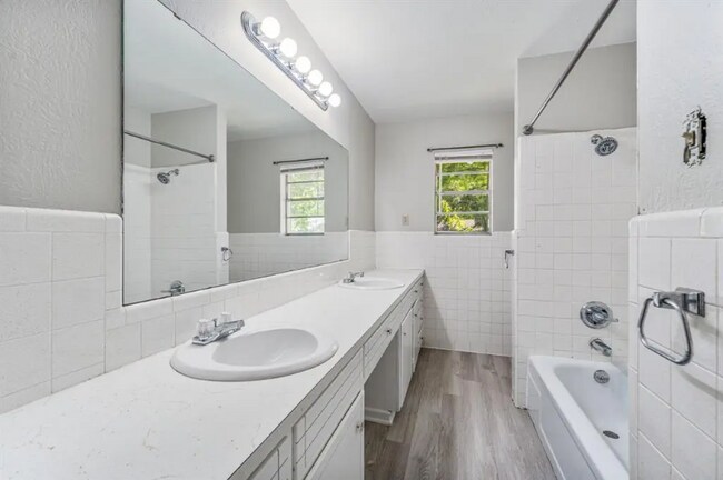 Building Photo - 1016 N Meadowlark Ln