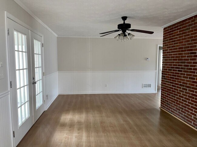 Foto del edificio - Spacious Updated 3 Bed/2 Bath Situated on a Private Lot!