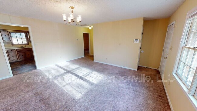 Foto del edificio - 152 Hidden Hill Rd