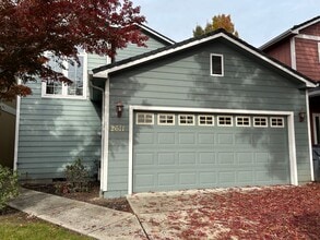 Building Photo - 2611 Parkwood Village Ln