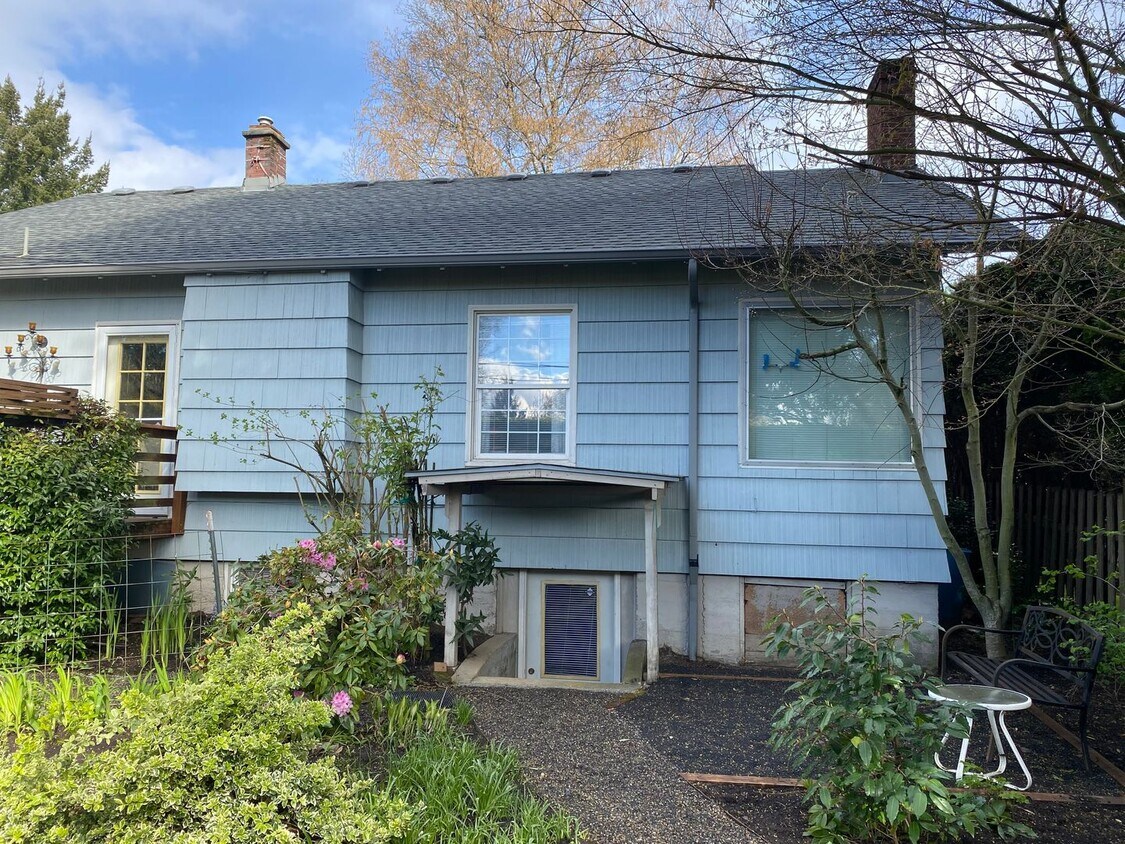 Primary Photo - Spacious Milwaukie Studio