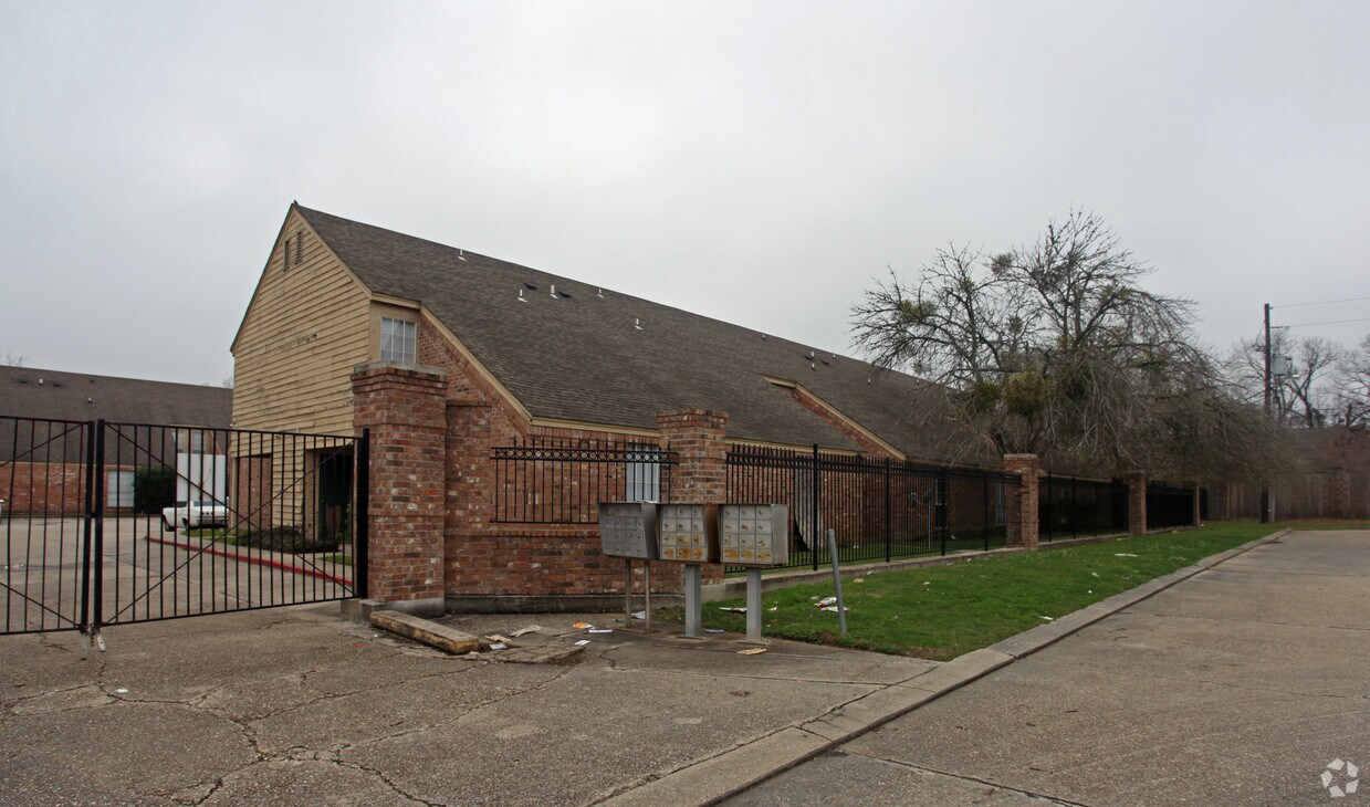 Waterside Condominiums Apartments 1425 Lake Calais Ct Baton Rouge, LA