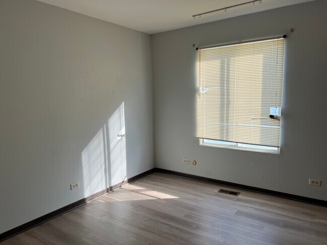Building Photo - 1359 Maroon Dr