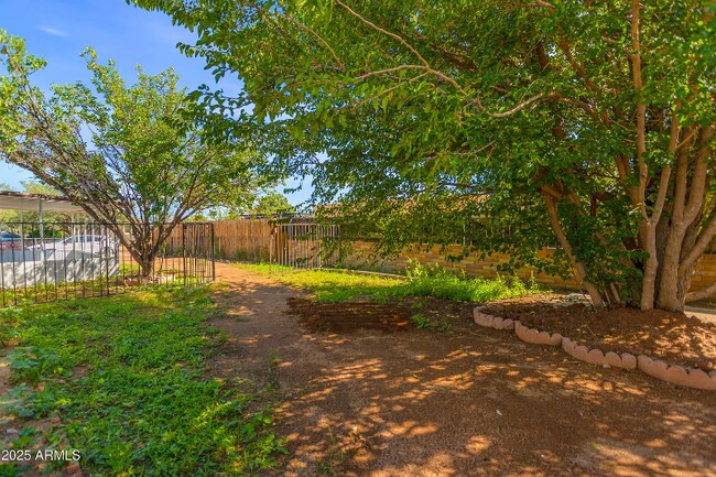 Building Photo - 110 E Jennifer Ln