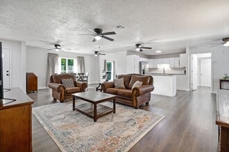 Building Photo - 403 E Lake Dr