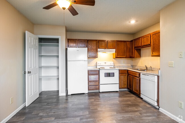 1BR, 1BA - 552SF - Kitchen - Southfork Apartments
