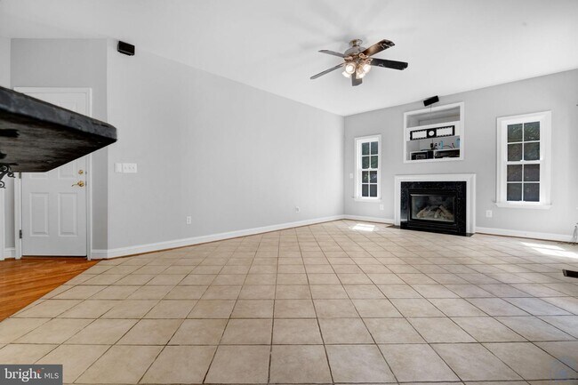 Building Photo - 5985 Sunderleigh Dr