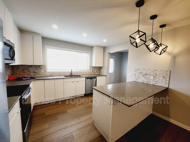 Photo du bâtiment - 22330-2292A 92a Ave NW