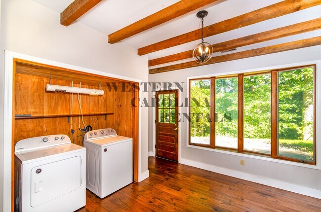 Foto del edificio - Nice 3 bedroom 2 bath house close to Campu...