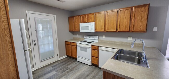 Building Photo - 821 Plantation Dr