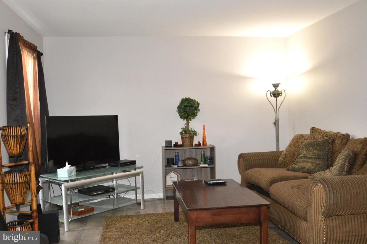 Foto principal - 8649 Point of Woods Dr