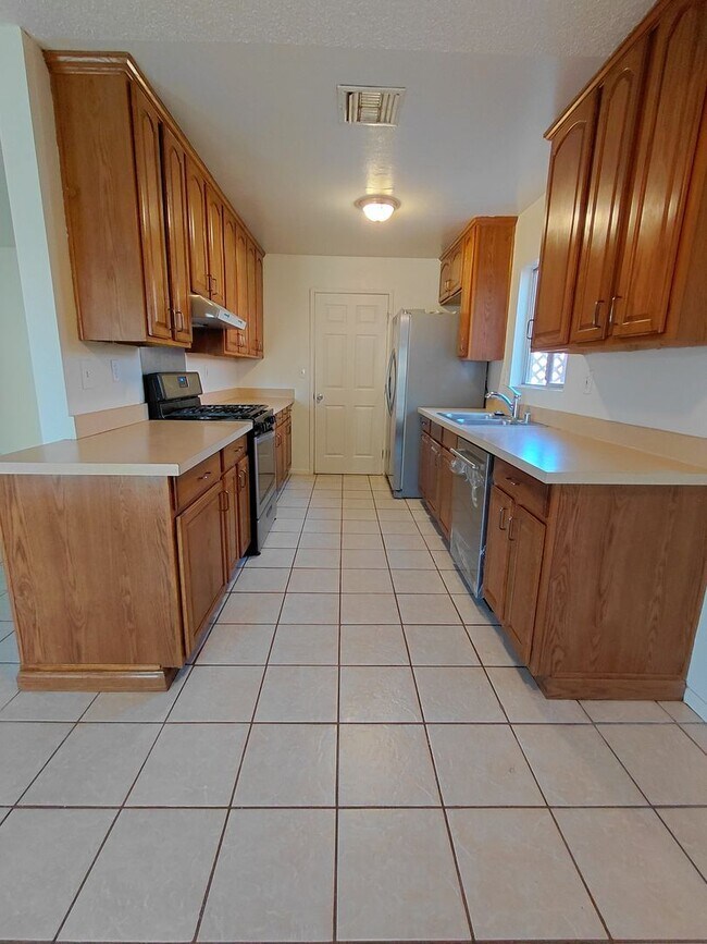 Foto del edificio - Spacious 3-Bedroom Home