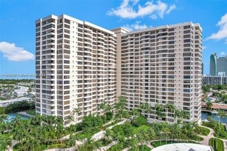 Building Photo - 2500 Parkview Dr