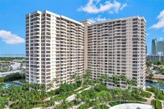 Building Photo - 2500 Parkview Dr