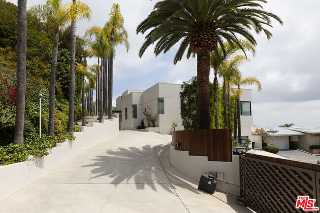 Foto del edificio - 9405 Sierra Mar Pl