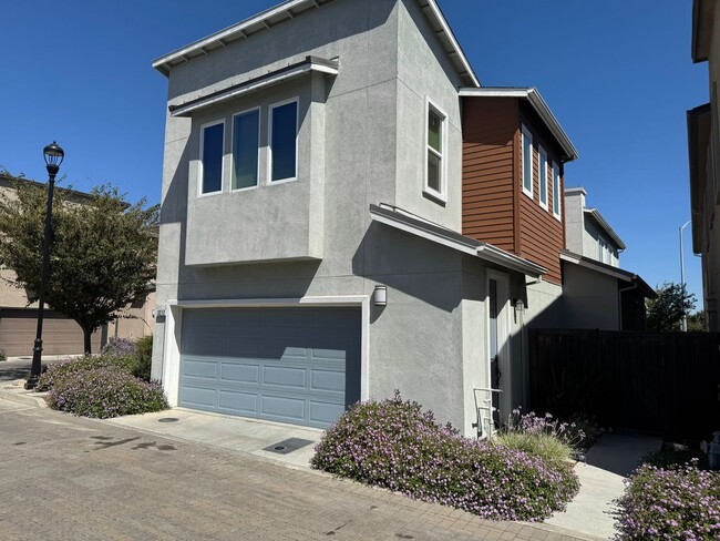 Building Photo - 3 bedroom | 3.5 bathroom | Davis Single Fa...