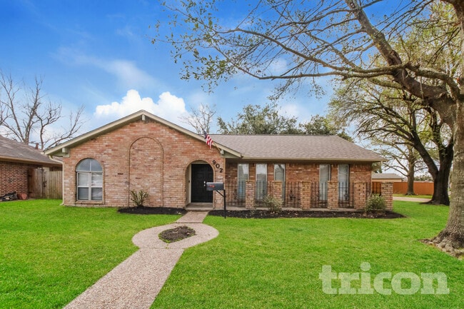 Building Photo - 902 La Nell Drive Deer Park TX