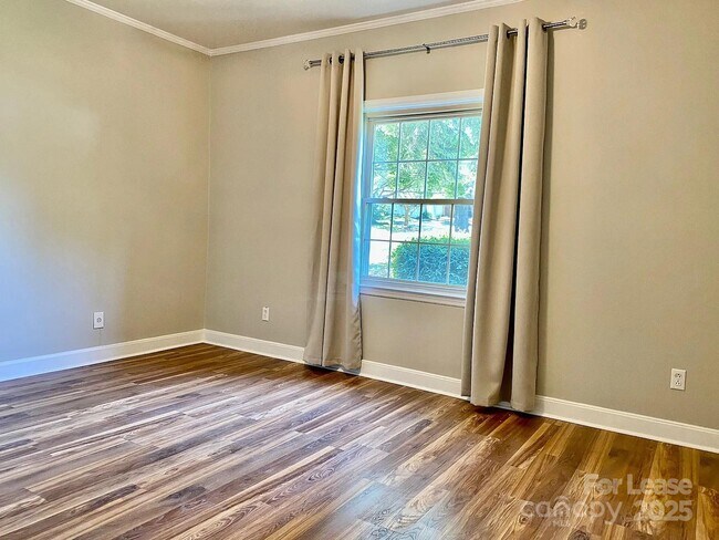 Foto del edificio - 5925 Quail Hollow Rd