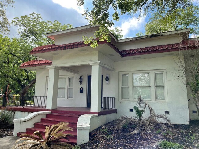 Foto del edificio - 2/2 Spanish Style House on a Corner Lot Mi...