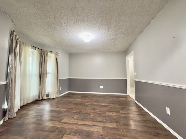 Building Photo - House For Rent