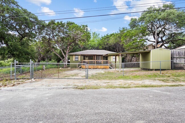 Foto del edificio - Move-In Ready 3-Bedroom Home in Beautiful Lakehills