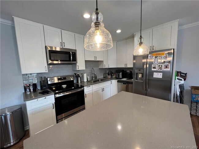 Foto del edificio - 255 Strawberry Hill Ave