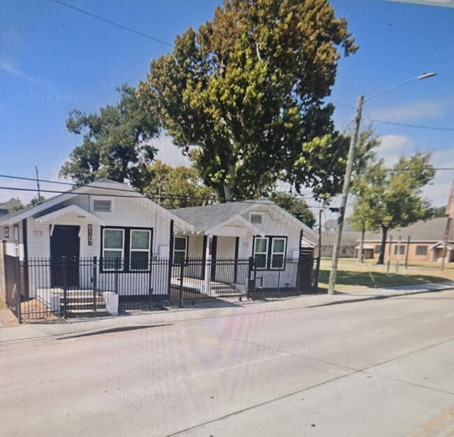 Building Photo - 6107 N Main St