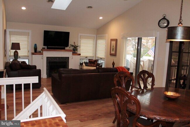 Foto del edificio - 417 Periwinkle Rd