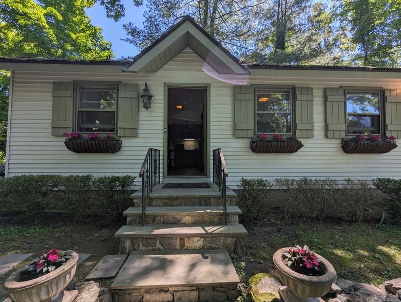 Primary Photo - 3 Wild Rose Ln