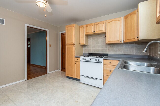 Building Photo - 3767 Raymond Ave