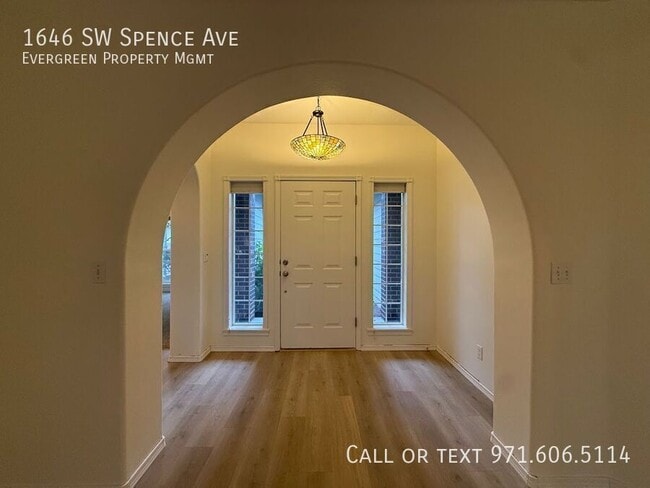 Building Photo - 1646 SW Spence Ave