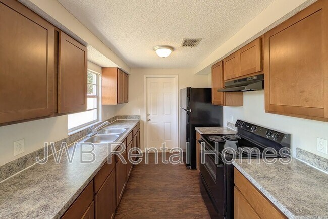 Foto del edificio - 2444 Justin Rd E