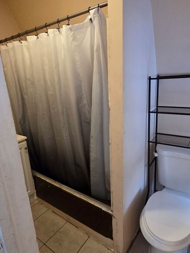 Building Photo - 3rd FL apt with private entrance, off St. parking available, heat included