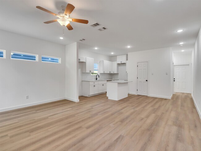Foto del edificio - 8102 Crestview Dr